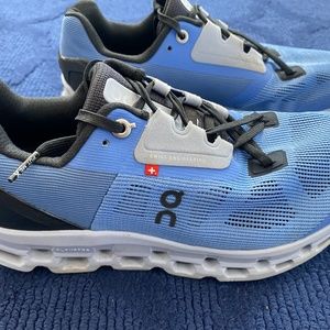 ON-running Cloudstratus shoes-Size 7